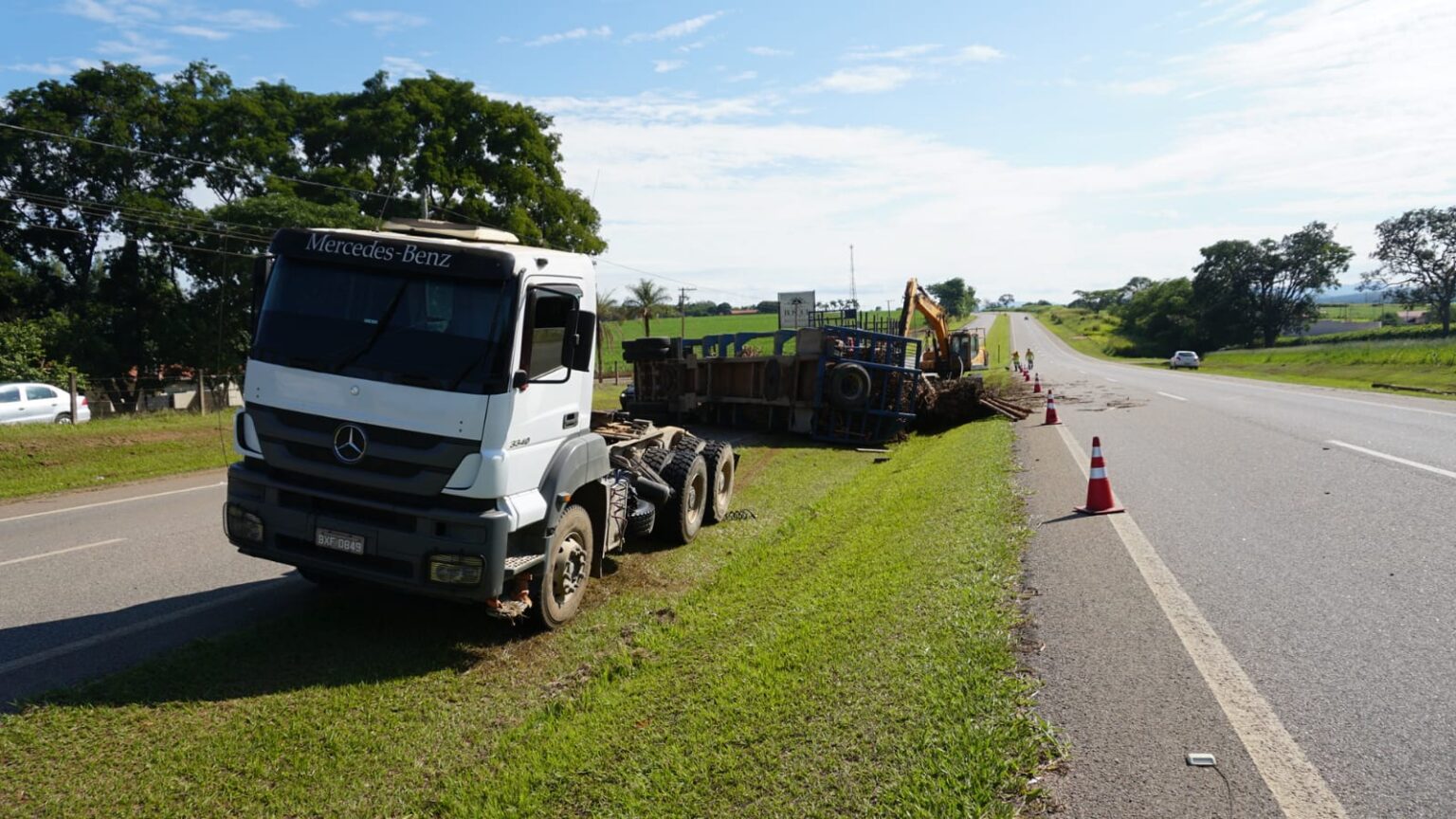 Carreta Carregada De Toras De Eucalipto Tomba Na Sp Mogi Gua U