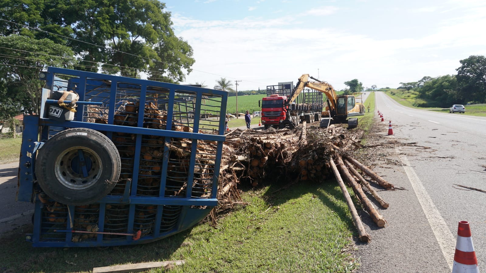 Carreta Carregada De Toras De Eucalipto Tomba Na Sp Mogi Gua U